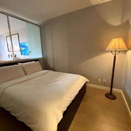 Entire Condo In Heart Of Downtown Ванкувер Экстерьер фото