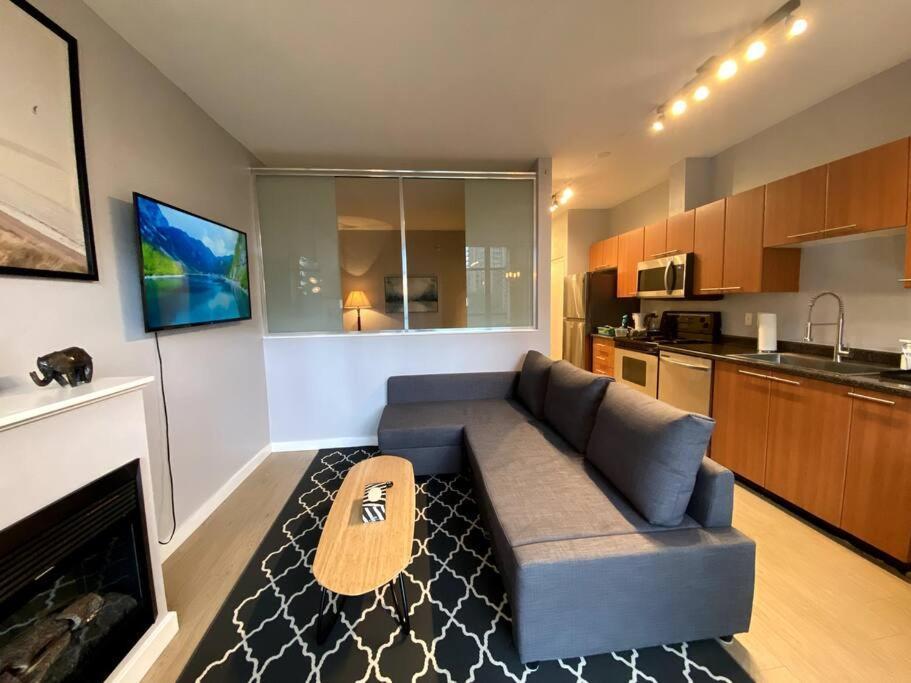 Entire Condo In Heart Of Downtown Ванкувер Экстерьер фото