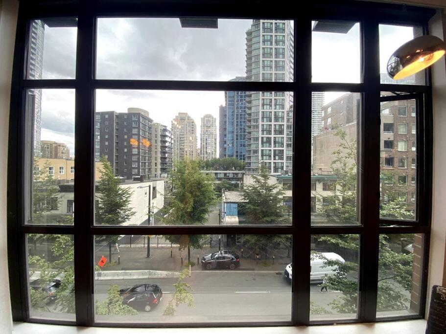 Entire Condo In Heart Of Downtown Ванкувер Экстерьер фото