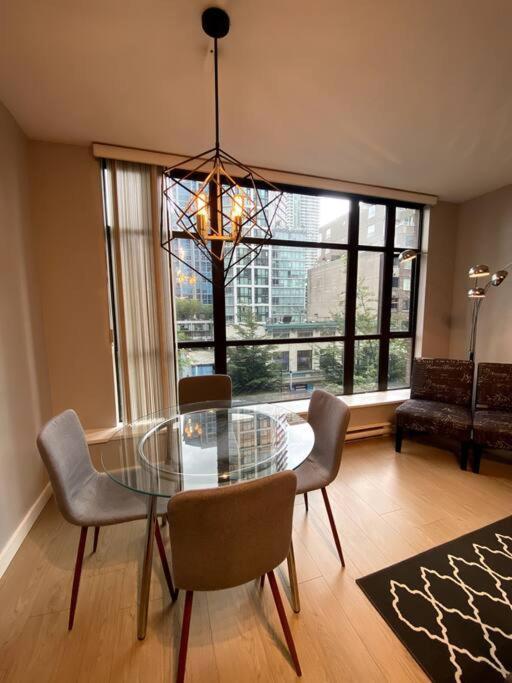 Entire Condo In Heart Of Downtown Ванкувер Экстерьер фото