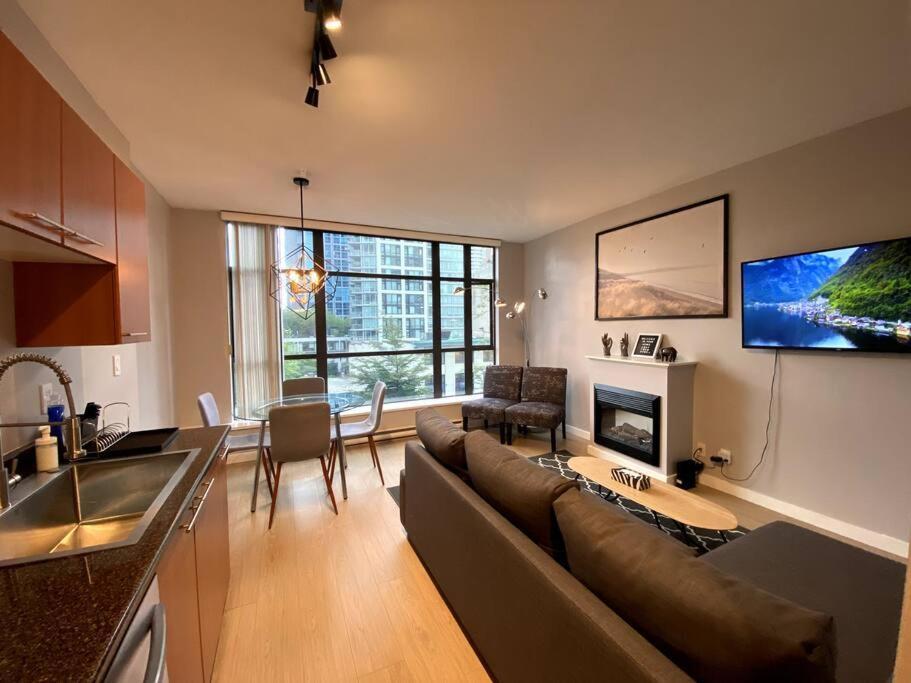 Entire Condo In Heart Of Downtown Ванкувер Экстерьер фото