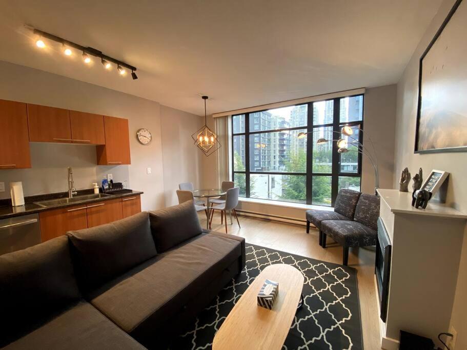 Entire Condo In Heart Of Downtown Ванкувер Экстерьер фото