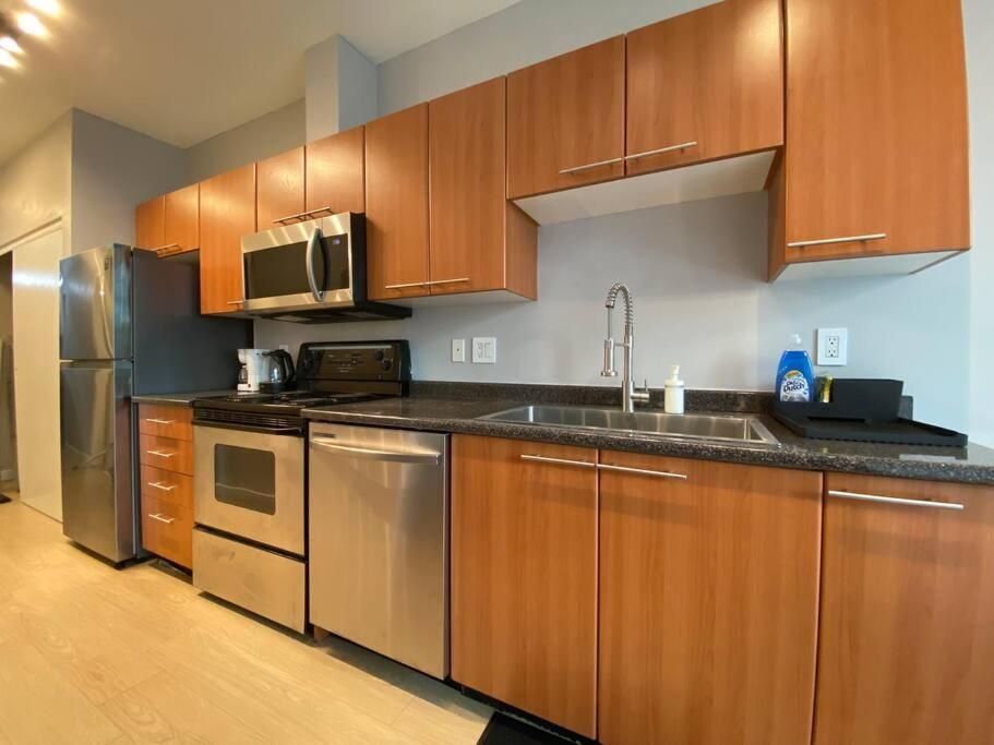 Entire Condo In Heart Of Downtown Ванкувер Экстерьер фото