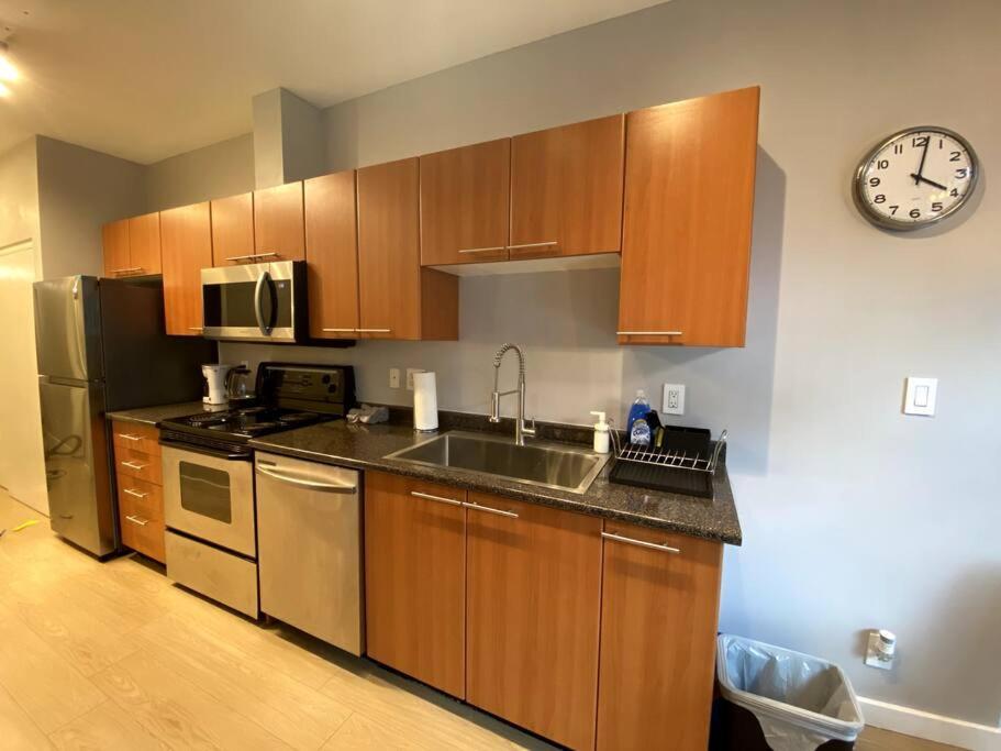 Entire Condo In Heart Of Downtown Ванкувер Экстерьер фото